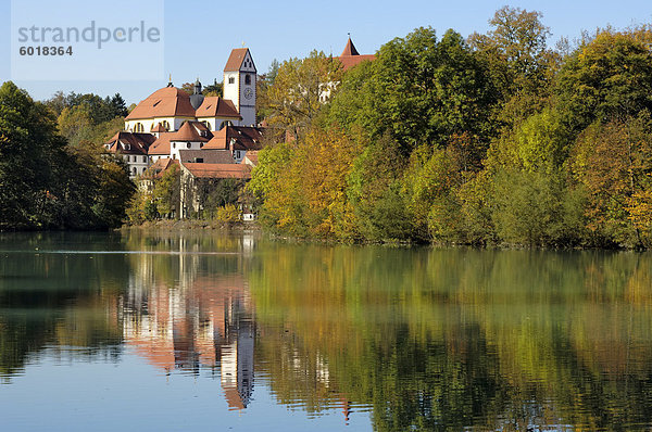 Kloster St. Mang und Basilika spiegelt sich in den Fluss Lech  Fussen  Bayern (Bayern)  Deutschland  Europa