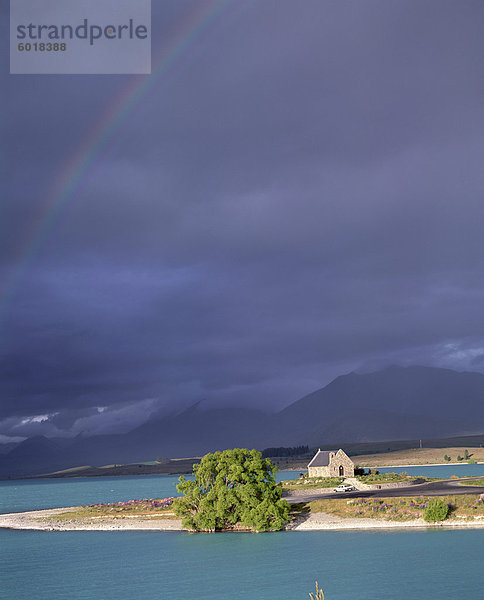Rainbow und Sturm nähert  Christian Kirche des guten Hirten  Lake Tekapo  mit beiden Daumen Bereich hinaus  Canterbury  Südinsel  Neuseeland  Pazifik