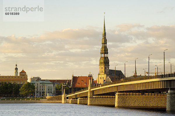 Kirche St. Peter und der Altstadt in der Dämmerung aus über den Fluss Daugava  Riga  Lettland  Baltikum  Europa