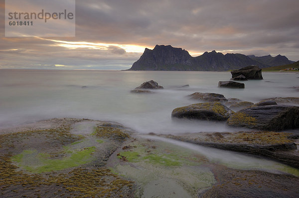Sonnenuntergang über Utakleiv  Vestvagoya  Lofoten Inseln  Norwegen  Skandinavien  Europa