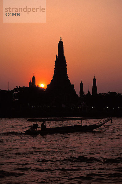 Silhouette der Wat Arun (Tempel der Morgenröte)  bei Sonnenuntergang  am Ufer des Chao Phraya River  Bangkok  Thailand  Südostasien  Asien