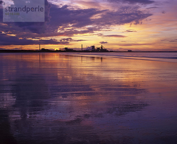 Redcar Strand bei Sonnenuntergang mit Stahlwerk im Hintergrund  Redcar  Cleveland  England  Vereinigtes Königreich  Europa