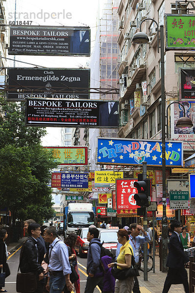 Belebte Straße in Kowloon  Hong Kong  China  Asien