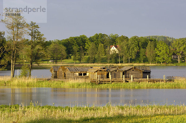 Araisi See Festung  Rekonstruktion eines eisenzeitlichen Dorfes mitten im See  in der Nähe von Cesis  Gauja Nationalpark  Lettland  Baltikum  Europa