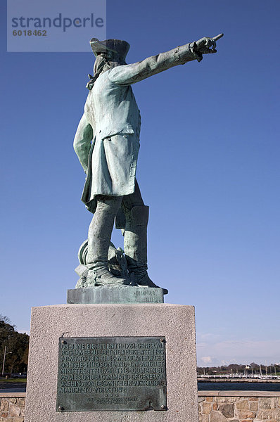 Statue von Jean-Baptiste-Donatien de Vimeur  Comte de Rochambeau  mit Blick auf Newport Hafen  Rhode Island  New England  Vereinigte Staaten von Amerika  Nordamerika