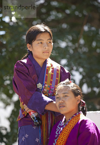 Junge Frauen in Nationaltracht  Wangdue Phodrang (Wangdi)  Bhutan  Asien