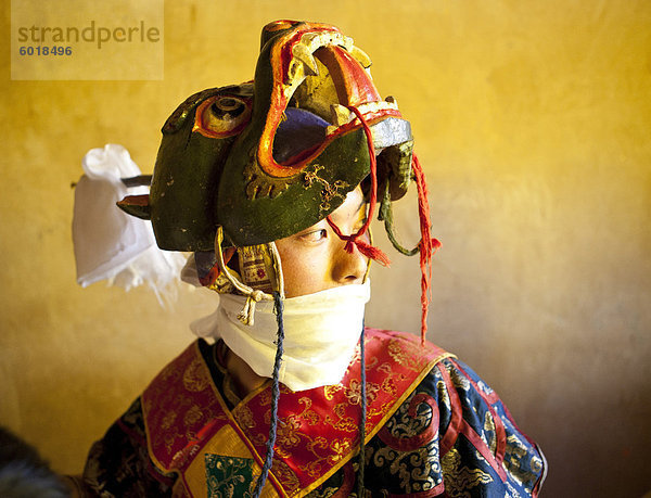 Buddhistischer Mönch in seinem bunten Kostüm und Maske warten auf den nächsten Tanz während Gangtey Tsechu Gangte Goemba  Gangte  Phobjikha Tal  Bhutan  Asia