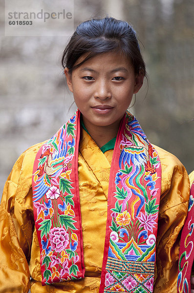 Junge Frau im bunten Nationaltracht am Wangdue Phodrang Tsechu  Wangdue Phodrang Dzong  Wangdue Phodrang (Wangdi)  Bhutan  Asien