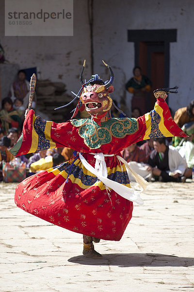 Buddhistische Mönche  die Durchführung von maskierten Tanz während der Gangtey Tsechu Gangte Goemba  Gangte  Phobjikha Tal  Bhutan  Asia