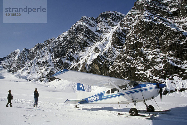 Kleines Flugzeug landete am Gletscher im Denali Nationalpark  Alaska  Vereinigte Staaten von Amerika  Nordamerika