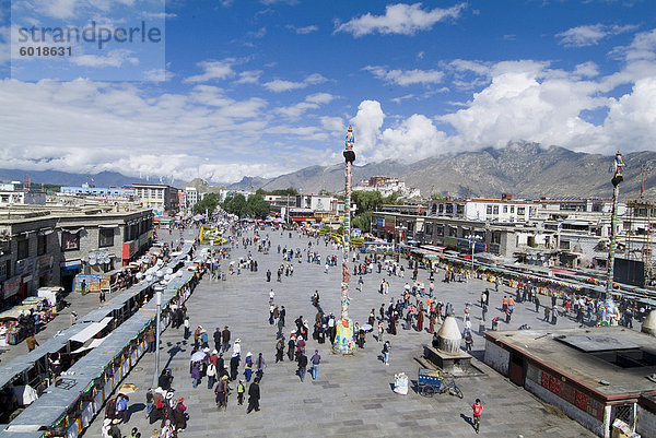 Jokhang Square aus Jokhang-Tempel  der am meisten verehrten religiösen Struktur in Tibet  Lhasa  Tibet  China  Asien