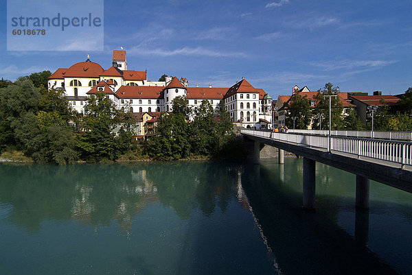 Fussen  Lech und Burg  Allgäu  Bayern  Deutschland  Europa