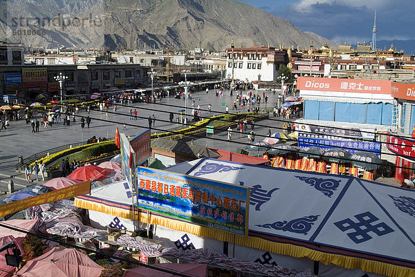 Blick vom Jokhang-Platz in Richtung Jokhang-Tempel  der am meisten verehrten religiösen Struktur in Tibet  Lhasa  Tibet  China  Asien