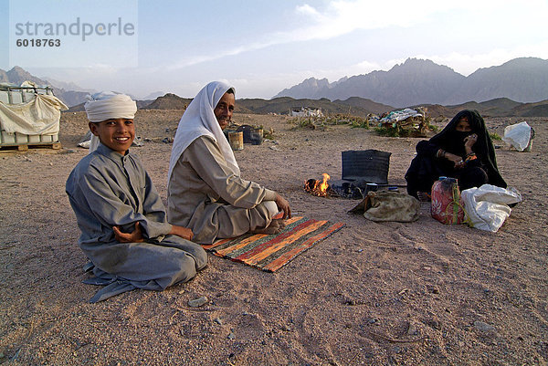 Beduinenfamilie in der Wüste in der Nähe von Hurghada  Ägypten  Nordafrika  Afrika