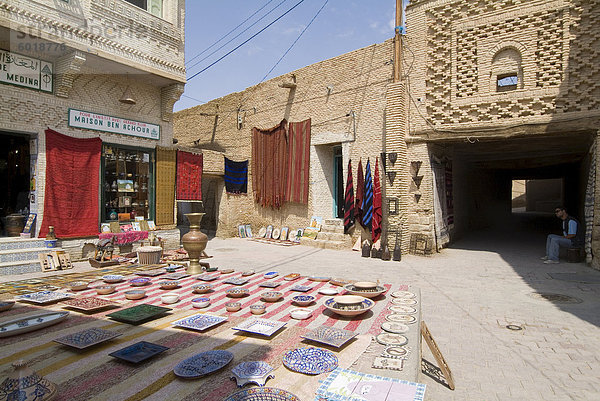 Waren zum Verkauf  Medina (Zentrum)  Tozeur  Tunesien  Nordafrika  Afrika