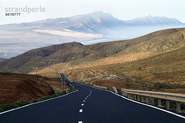 Straße in der Nähe von La Pared  Fuerteventura  Kanarische Inseln  Spanien  Europa