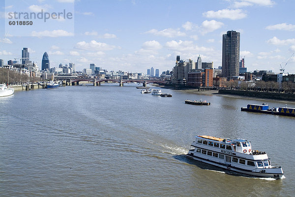 Blick über die Themse  die auch des Swiss Re Gebäudes (die Gurke)  London  England  Vereinigtes Königreich  Europa
