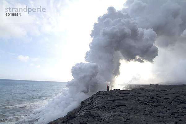 Federn des Dampf wo Lava das Meer erreicht  Kilauea-Vulkan  Hawaii Volcanoes Nationalpark  UNESCO Weltkulturerbe  Insel Hawaii (Big Island)  Hawaii  Vereinigte Staaten von Amerika  Pazifik  Nordamerika