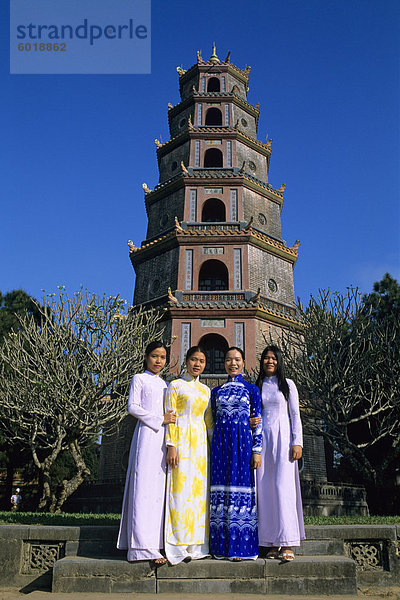 Thien Mu-Pagode (Pagode der himmlischen Frau) mit den Mädchen  Hue  UNESCO Weltkulturerbe  North Central Coast  Vietnam  Indochina  Südostasien  Asien