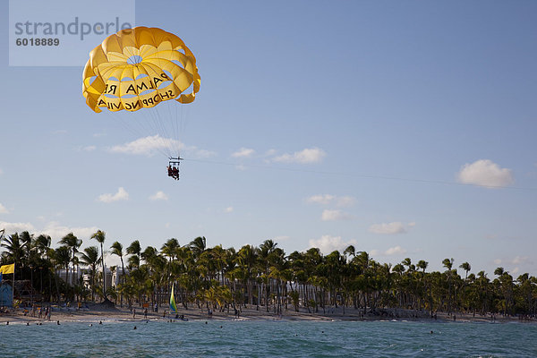 Paragliding  Bavaro Beach  Punta Cana  Dominikanische Republik  Westindische Inseln  Karibik  Mittelamerika