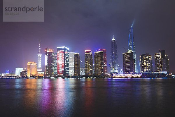 Pudong-Skyline bei Nacht durch den Fluss Huangpu  Shanghai  China  Asien