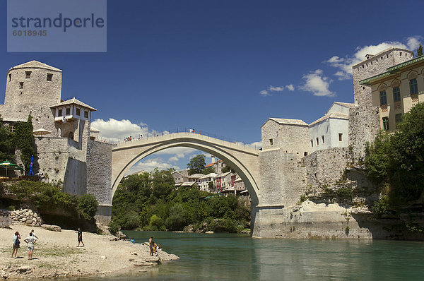 Die neue alte Brücke über den schnell fließenden Fluss Neretva  Mostar  Bosnien  Bosnien-Hertzegovina  Europa