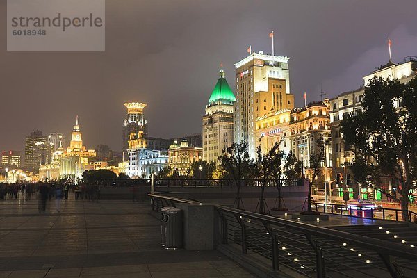 Der Bund beleuchtet in der Nacht  Shanghai  China  Asien