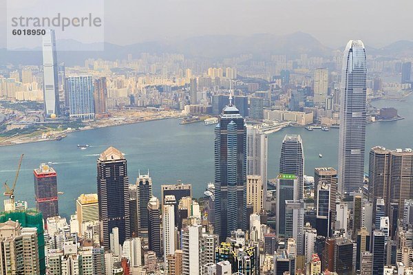 Hohe Blick auf Hong Kong Skyline und den Victoria Harbour aus Victoria Peak  Hong Kong  China  Asien