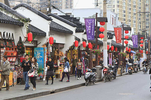 Fußgänger auf Shanghai Old Street  Überrest eines vergangenen Zeitalters Fuxing  Shanghai  China  Asien