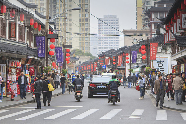 Fußgängern und Verkehr auf Shanghai Old Street  Überrest eines vergangenen Zeitalters Fuxing  Shanghai  China  Asien