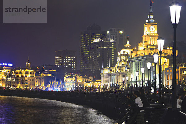 Der Bund bei Nacht  Zollhaus  erbaut 1927  auf der rechten Seite  Shanghai  China  Asien