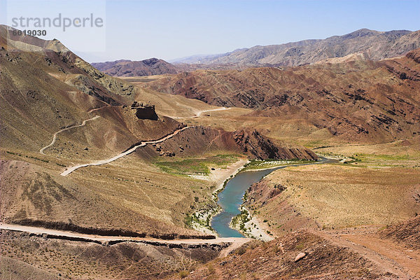 Hari-Rud Fluss fruchtbaren Tal am Fuß des roten Felsen Berge  zwischen Marmelade und Chist-ich-Sharif  Ghor (Ghowr) Provinz  Afghanistan  Asien