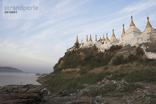 Shwe Kyet Kye Pagode gegenüber Sagaing Hill  Mandalay  Myanmar (Birma)  Asien