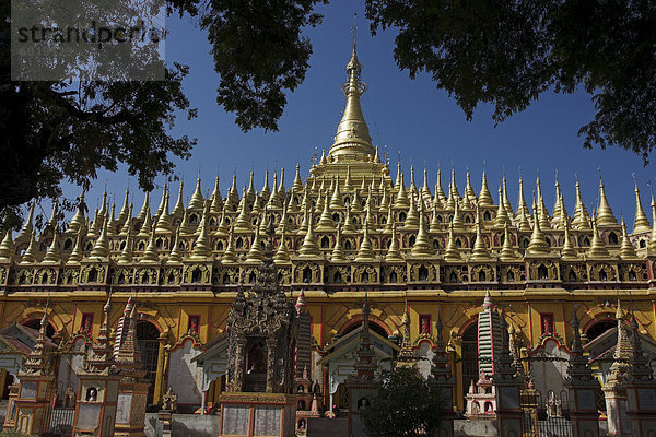 Thanboddhay Paya erbaut im 20. Jahrhundert durch Moehnyin Sayadaw  sagte enthalten mehr als 500000 Buddhastatuen  Monywa  Sagaing-Division  Myanmar (Birma)  Asien