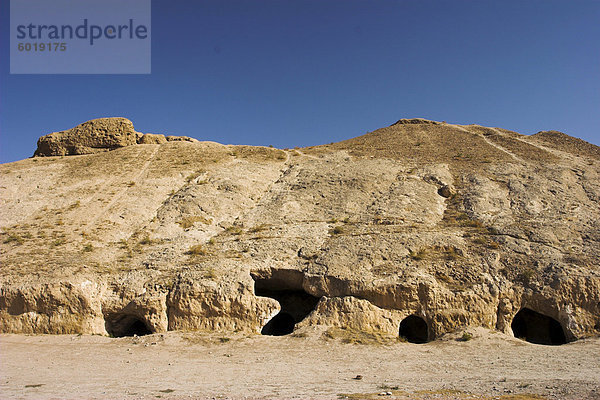 Buddhistische Höhlen  lebenden Vierteln der Mönche  in Fels gehauenen Stupa-Kloster Komplex aus der Kuschano-sassanidischen Zeit  Takht-ich-Rostam (Rustam den Thron)  in der Nähe von Haibak  Provinz Samangan  Afghanistan  Asien