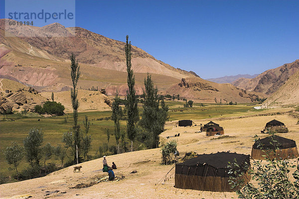 Aimaq Nomad Jurten in der Nähe von Pal-Kotal-i-Guk  zwischen Chakhcharan und Marmelade  Afghanistan  Asien