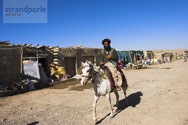 Mann auf Pferd Road im kleinen Dorf zwischen Herat und Maimana  nach Bala Murghah  Afghanistan  Asien