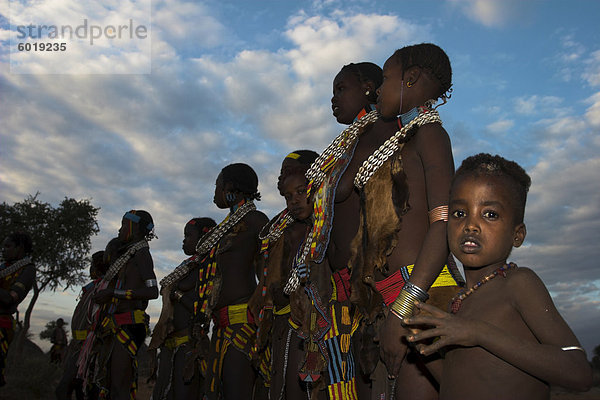 Hamer (Hamar) Leute bei Evangadi tanzen (Hamer Nacht Tanz)  Wahab(3) Dorf  Turmi  unteren Omo-Tal  Äthiopien  Afrika