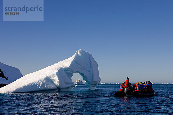 Touristen  die Rückkehr zu ihrem Schiff Akademik Ioffe nach ein Zodiac-Ausflug  Antarktische Halbinsel  Antarktis  Polarregionen
