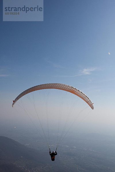 Gleitschirme fliegen über Mount Cuarnan  Udine  Friaul  Italien  Europa