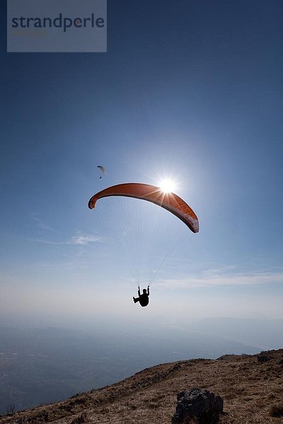 Gleitschirme fliegen über Mount Cuarnan  Udine  Friaul  Italien  Europa