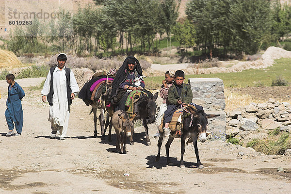 Aimaq Menschen wandern und Reiten Esel Eingabe Dorf  Pal-Kotal-i-Guk  zwischen Chakhcharan und Marmelade  Afghanistan  Asien
