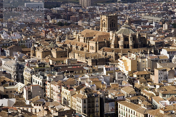 Ansicht der Stadt zeigen die Kathedrale  aus dem Turm von der Alcazaba  Granada  Andalusien  Spanien  Europa