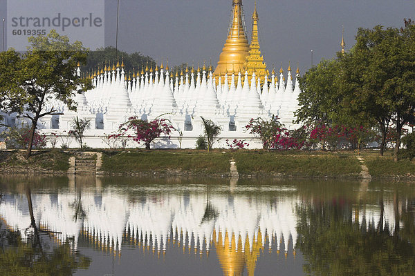 Weißer Stupa Sandamani Paya reflektieren im Wassergraben  Mandalay  Myanmar (Birma)  Asien