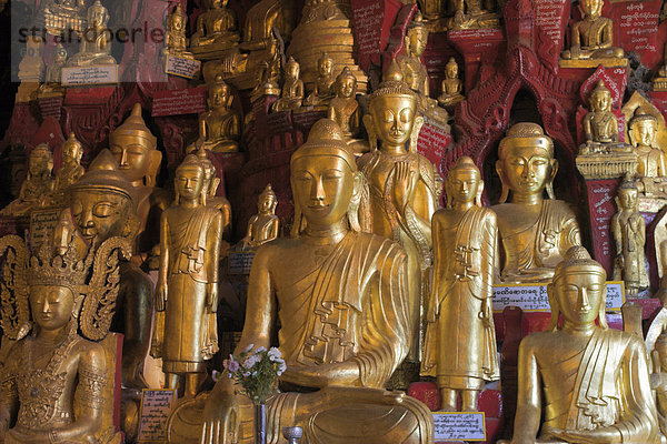 Einige der acht Tausend Buddha Statuen im Inneren der Höhlen  Pindaya Höhlen  Pindaya  Shan State  Myanmar (Birma)  Asien