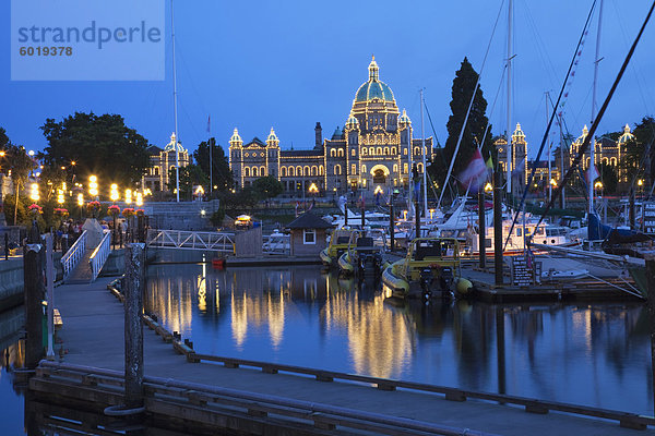 Inner Harbour und Parlamentsgebäude  in der Nacht  Victoria  Vancouver Island  British Columbia  Kanada  Nordamerika