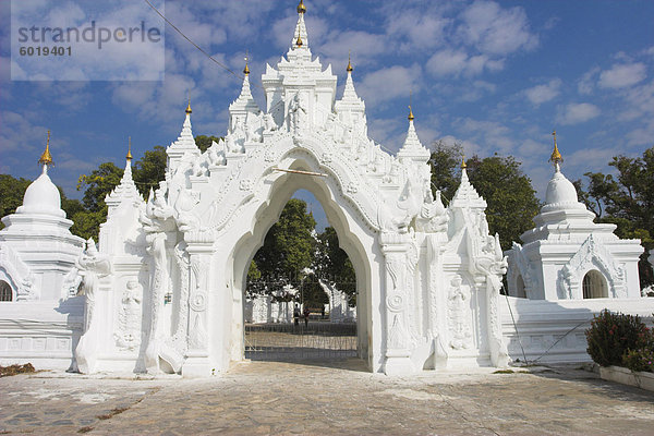 Kuthodaw Paya (Maha Lawka Marazein Paya)  der weltweit größte Buch als die gesamte Tripitaka genannt eingeschrieben auf 729 Marmorplatten jeder befindet sich in einer kleinen Stupa  Mandalay  Myanmar (Birma)  Asien