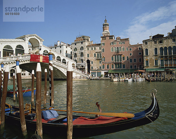 Gondeln vor der Rialtobrücke am Canale Grande in Venedig  UNESCO World Heritage Site  Veneto  Italien  Europa