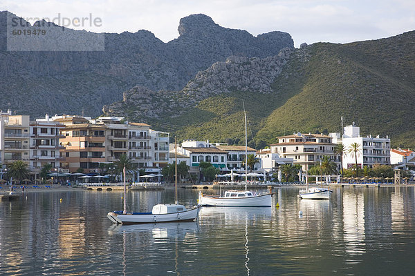 Blick über den Hafen  Port de Pollenca  Mallorca  Balearen  Spanien  Mediterranean  Europa