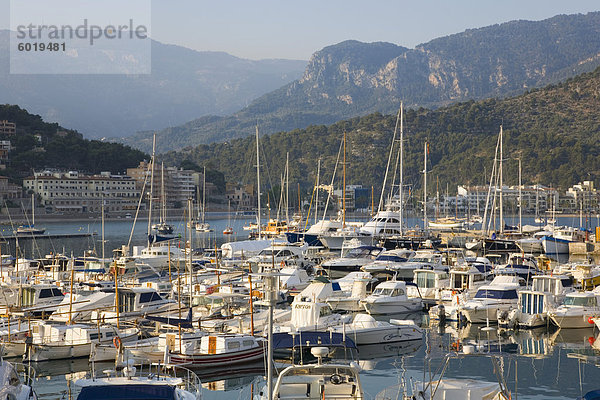 Blick über den Hafen  Port de Soller  Mallorca  Balearen  Spanien  Mediterranean  Europa